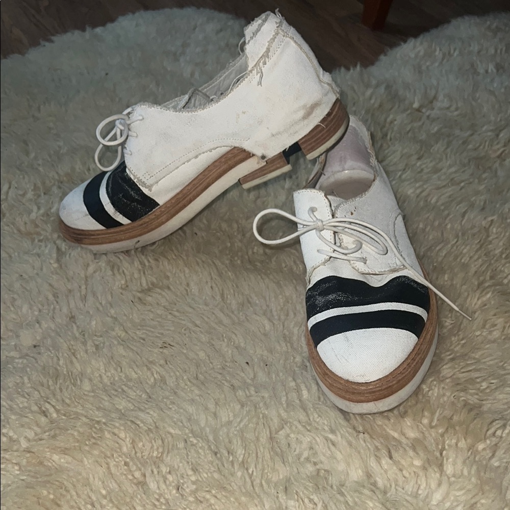 Cinzia Araia White and Black Oxford lace shoe